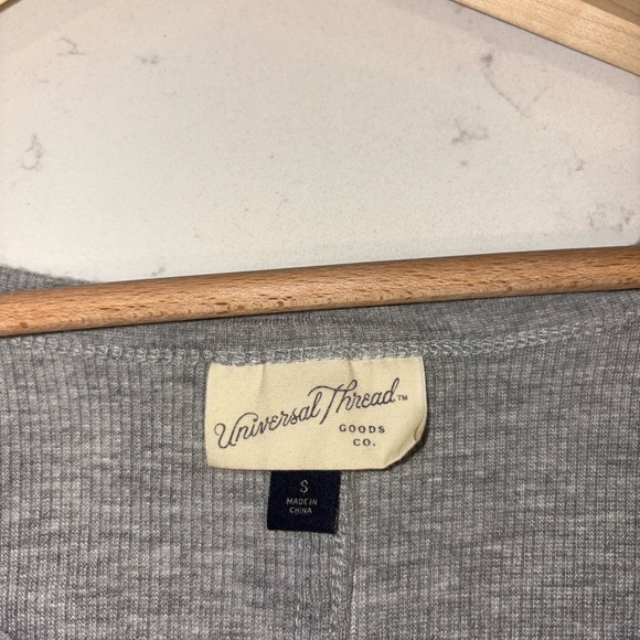 Small Universal Thread Ribbed Crop Top - Picture 2 of 2